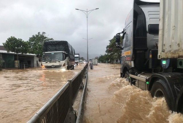 TT-Huế: 1 người bị lũ cuốn mất tích, quốc lộ ngập sâu vì mưa lớn  - Ảnh 1.