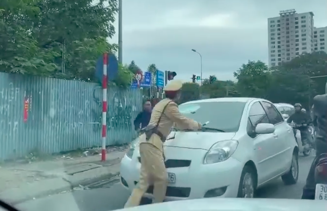 Clip: Nữ tài xế lái xe đâm thẳng vào Cảnh sát giao thông - Ảnh 1.