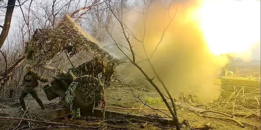 Nga bất ngờ rút lực lượng khỏi các thị trấn đối diện Kherson, đẩy mạnh tấn công trên 2 mặt trận ở Donbass - Ảnh 1.
