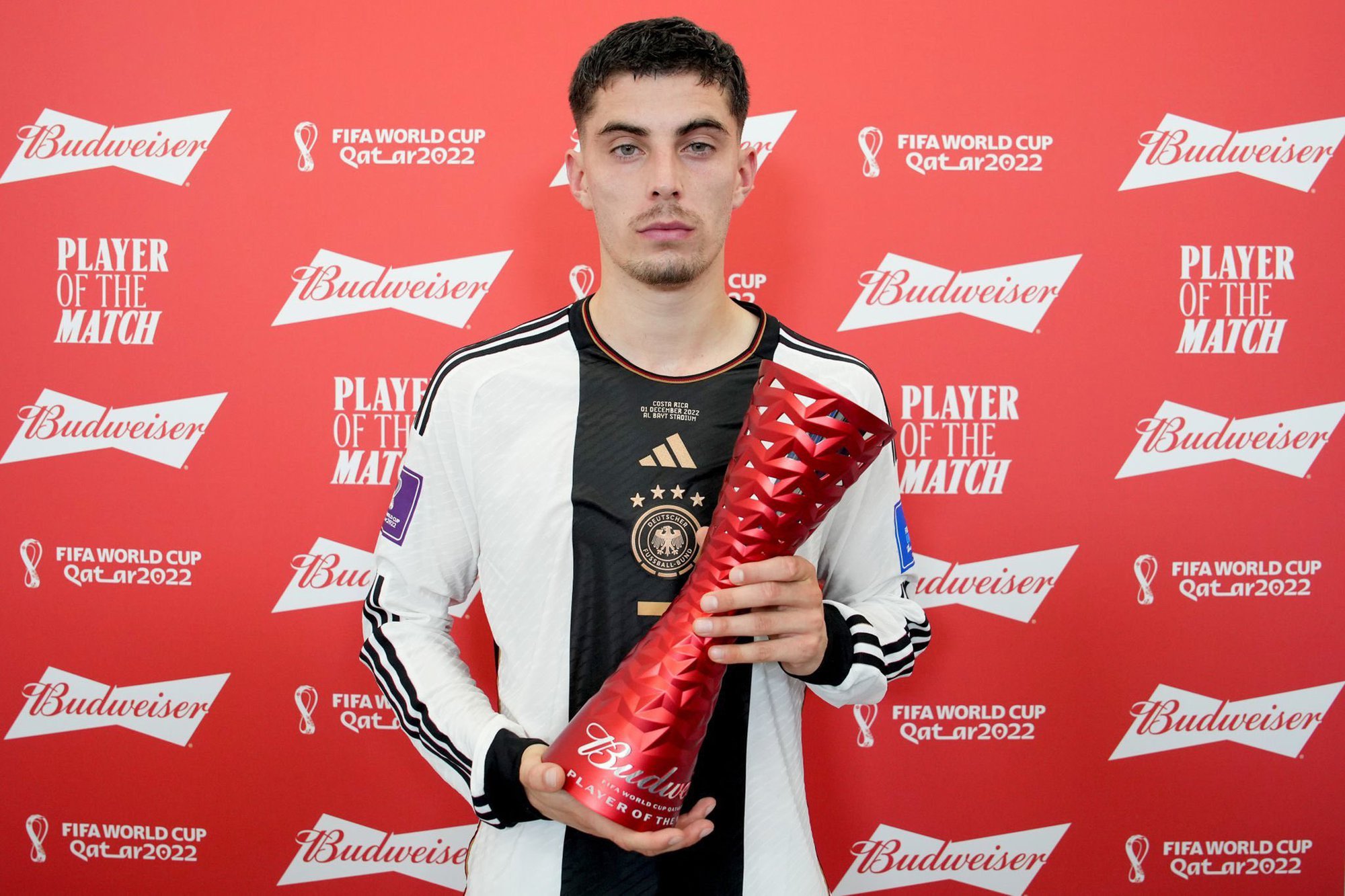 Khoảnh khắc Kai Havertz “vô hồn” trên bục nhận giải - Ảnh 1.