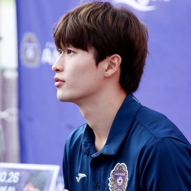 Ngoài Son Heung-min, Hàn Quốc vừa có ngôi sao mới siêu đẹp trai, đá bóng hay khiến người hâm mộ 'phát cuồng' - Ảnh 3.