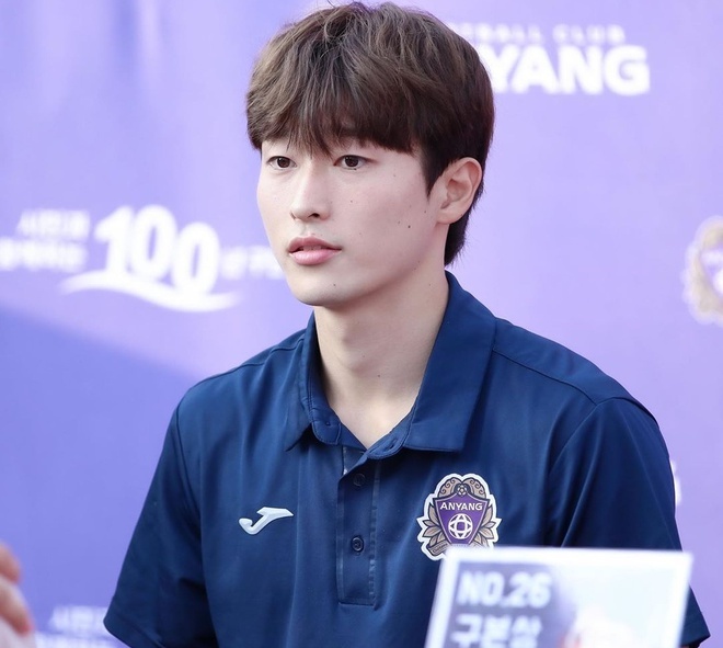 Ngoài Son Heung-min, Hàn Quốc vừa có ngôi sao mới siêu đẹp trai, đá bóng hay khiến người hâm mộ 'phát cuồng' - Ảnh 4.
