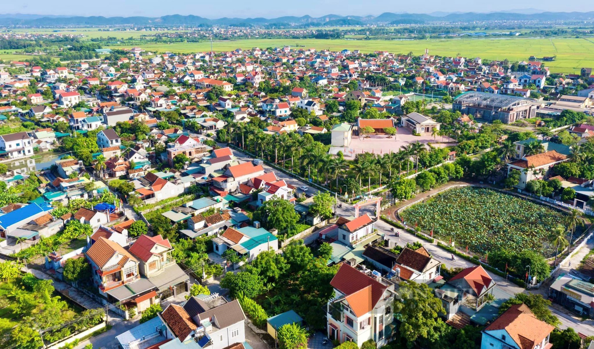 Nông thôn mới: Nông thôn mới - hình ảnh tươi sáng của cộng đồng nông dân đang trên đà phát triển mạnh mẽ. Hãy cùng khám phá những nét độc đáo của văn hóa dân tộc, sự phát triển của nông nghiệp và người dân trẻ đầy nhiệt huyết tại những vùng nông thôn này.