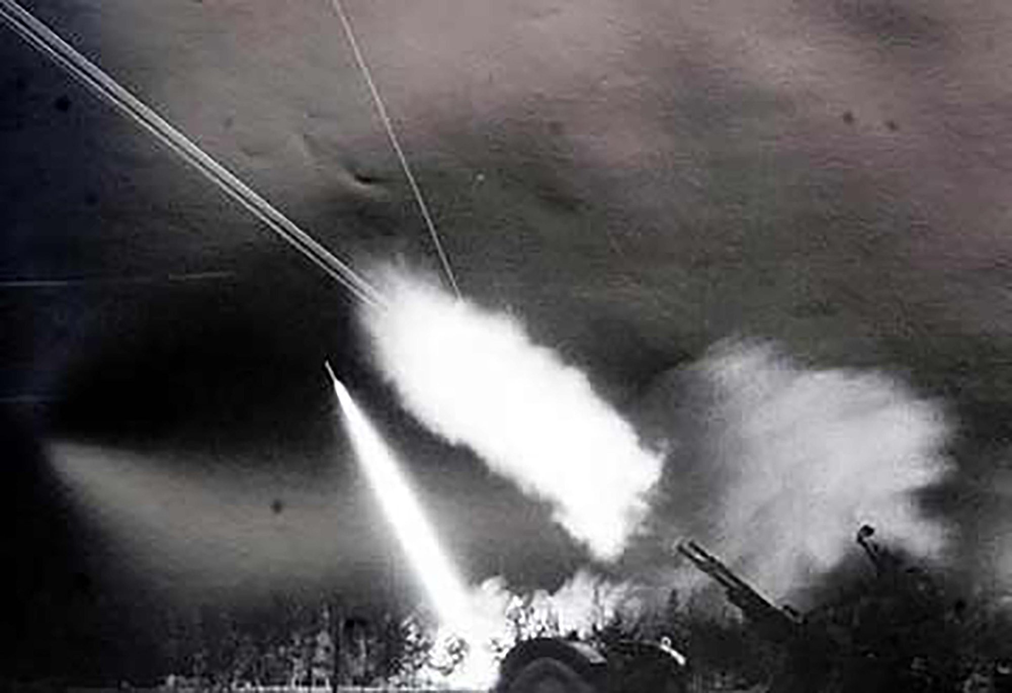 Tận mắt pháo phòng không 100 mm của Bộ đội Việt Nam bắn rơi B52 50 năm trước - Ảnh 11.