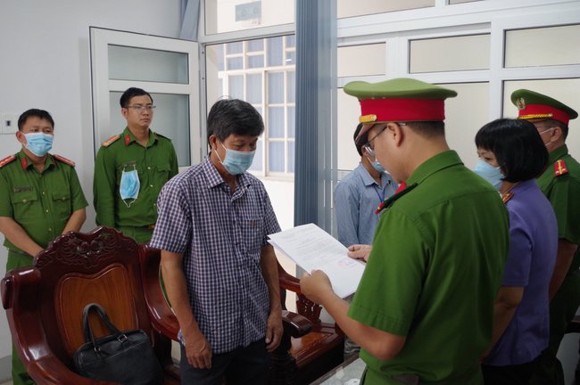 Ninh Thuận: tạm đình chỉ vụ án liên quan đến hai Phó chủ tịch huyện vì sai phạm đất đai - Ảnh 1.