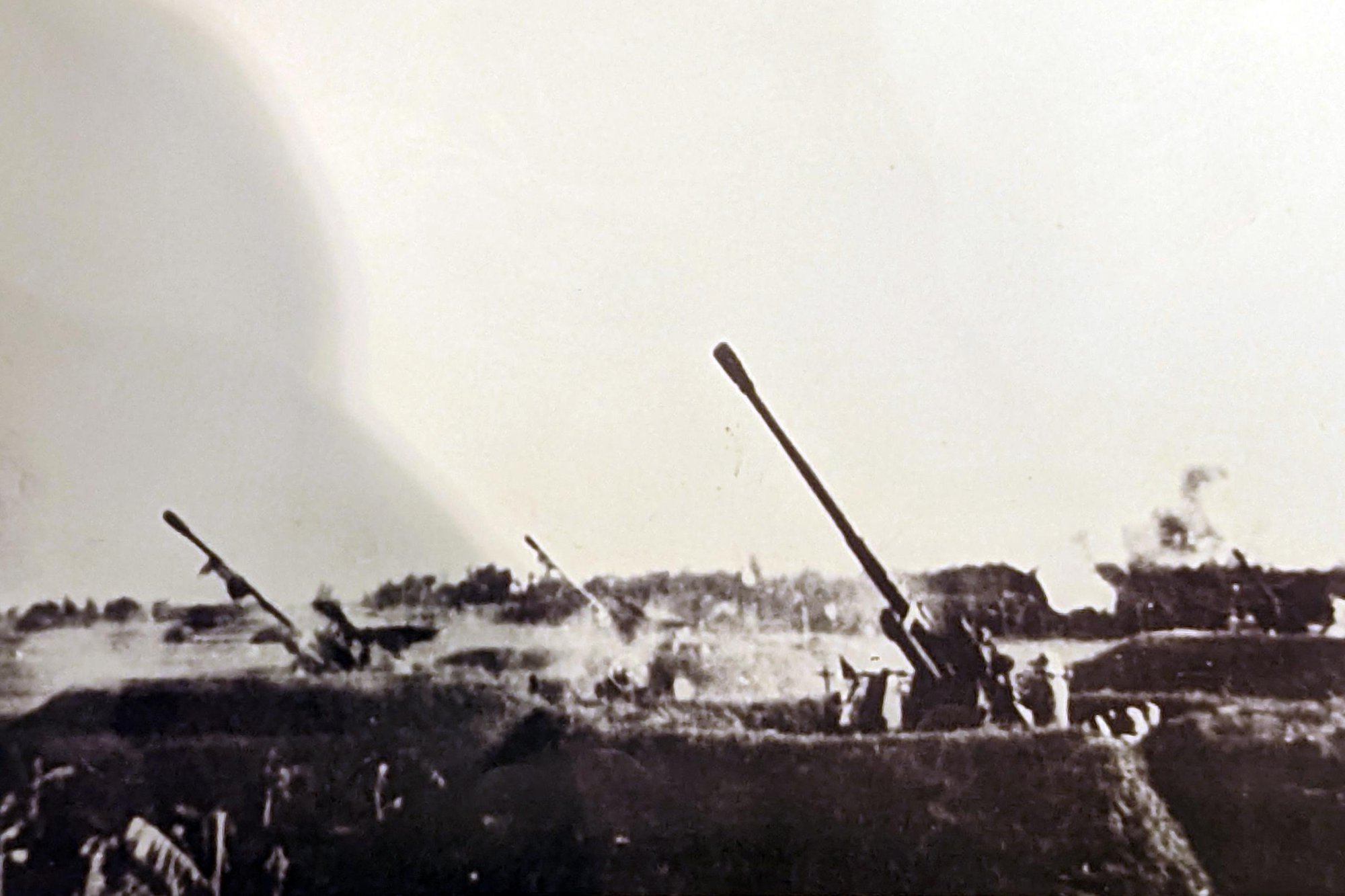 Tận mắt pháo phòng không 100 mm của Bộ đội Việt Nam bắn rơi B52 50 năm trước - Ảnh 9.