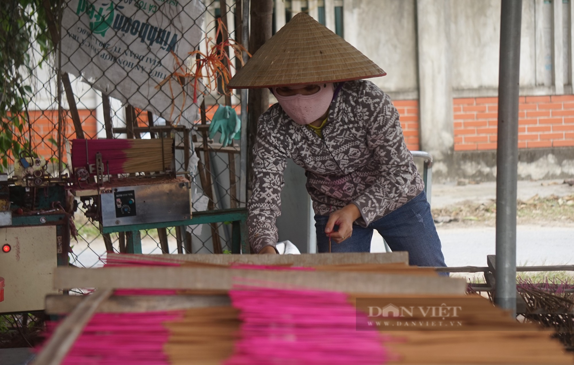 Làng nghề làm hương thẻ Tây Lân nức tiếng xứ Nghệ chạy hết công suất để kịp vụ Tết - Ảnh 3.