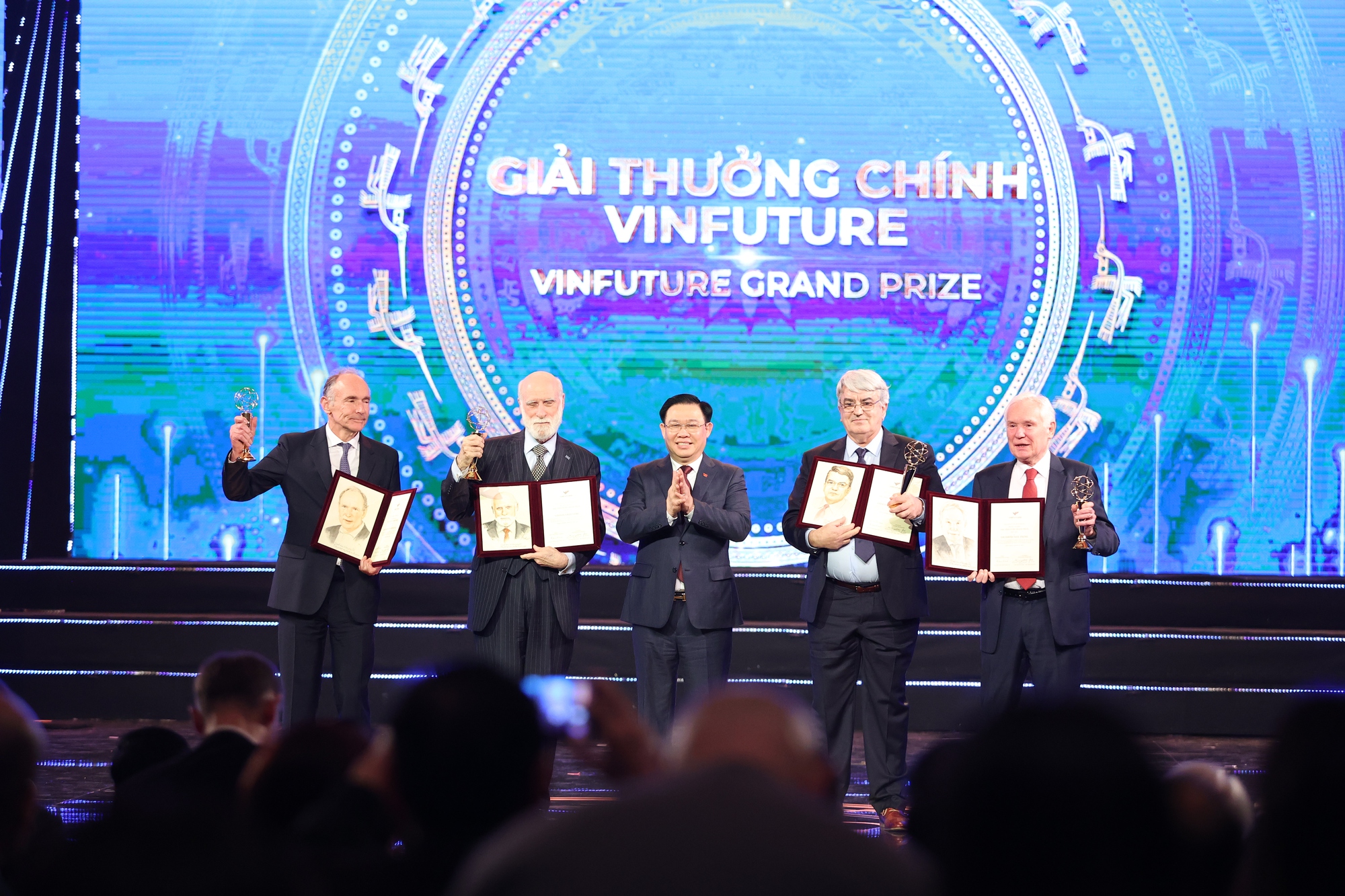 Chủ nhân giải thưởng VinFuture 2022 trị giá 3 triệu đô la: Vinh danh công trình công nghệ mạng toàn cầu - Ảnh 1.