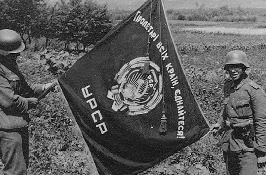 Tại sao những người lính Hồng quân Liên Xô sợ mất lá cờ chiến đấu? - Ảnh 1.