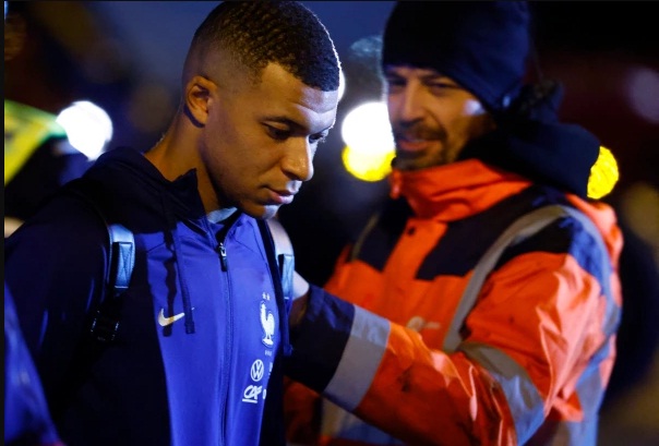 CHÙM ẢNH: Mbappe lầm lì cùng ĐT Pháp về Paris - Ảnh 2.