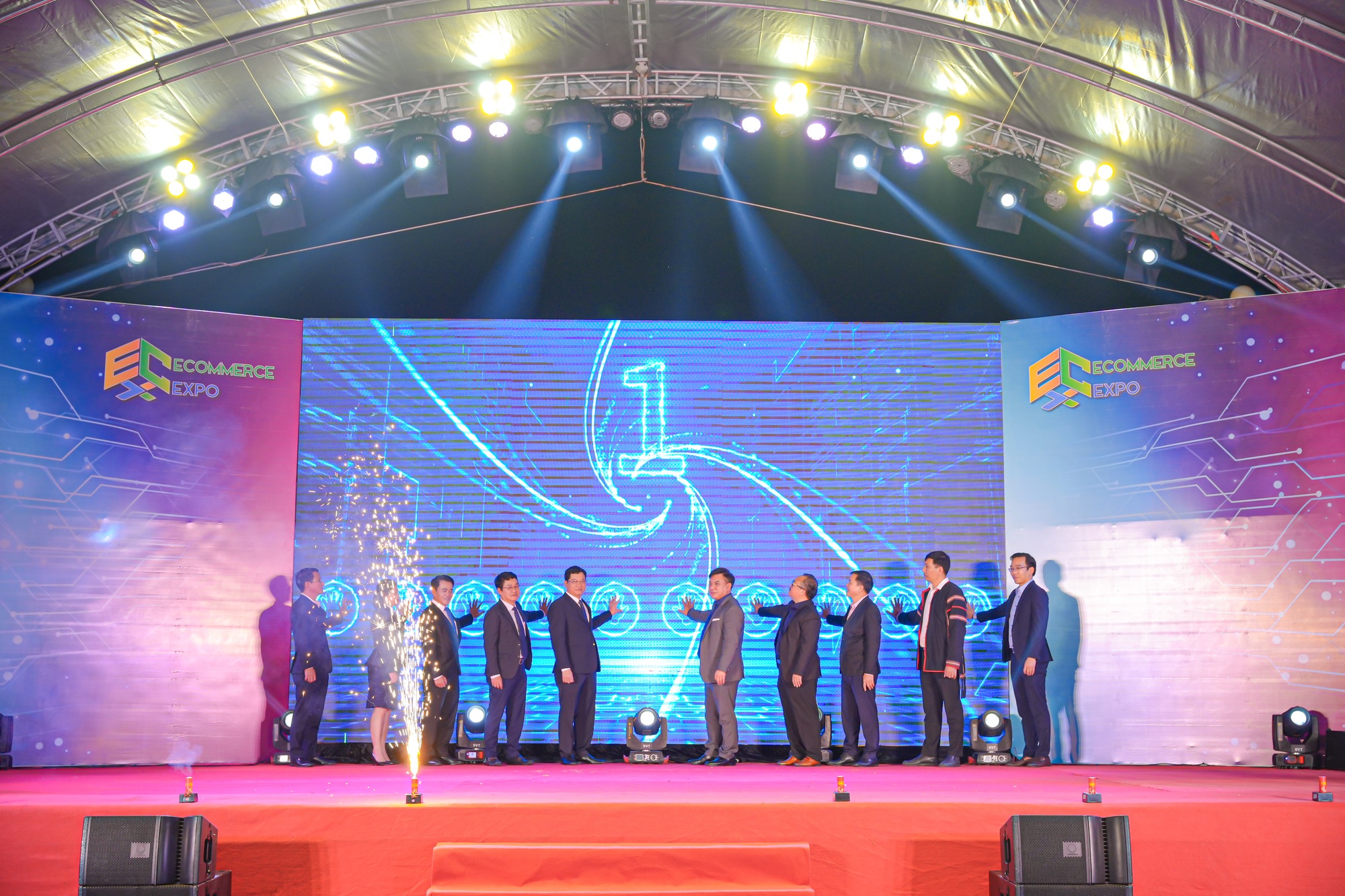 Mua bán online bùng nổ, hàng trăm sản phẩm OCOP Việt lên sàn thương mại điện tử - Ảnh 1.