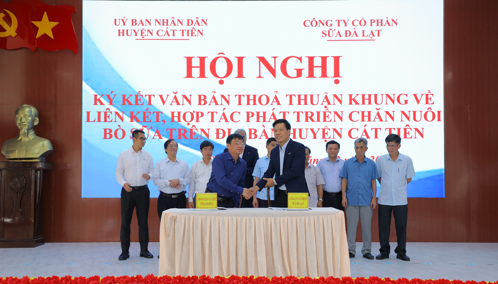 Dalatmilk ký kết hợp tác phát triển chăn nuôi bò sữa tại huyện Cát Tiên (Lâm Đồng) - Ảnh 1.