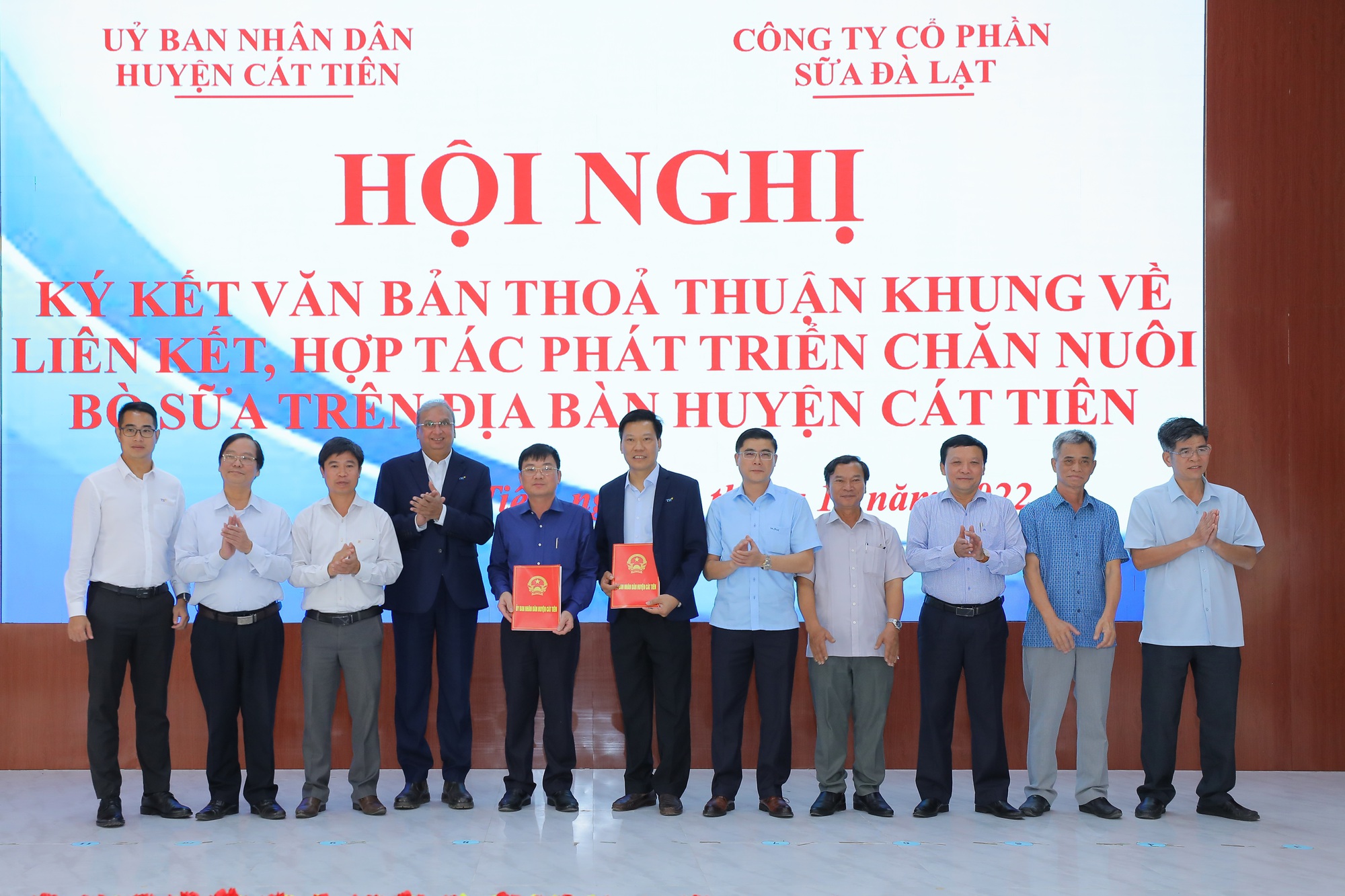 Dalatmilk ký kết hợp tác phát triển chăn nuôi bò sữa tại huyện Cát Tiên (Lâm Đồng) - Ảnh 2.