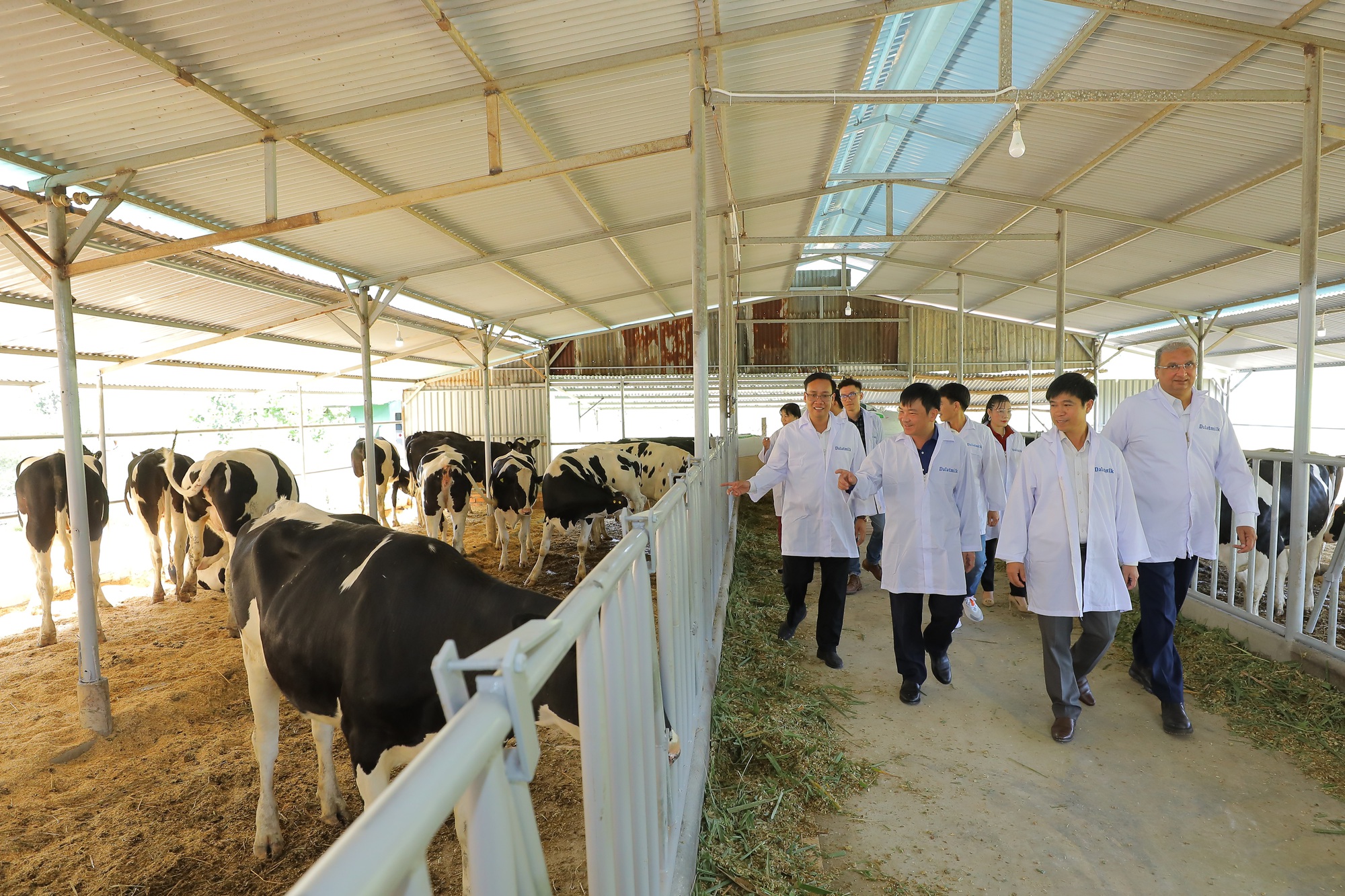 Dalatmilk ký kết hợp tác phát triển chăn nuôi bò sữa tại huyện Cát Tiên (Lâm Đồng) - Ảnh 4.