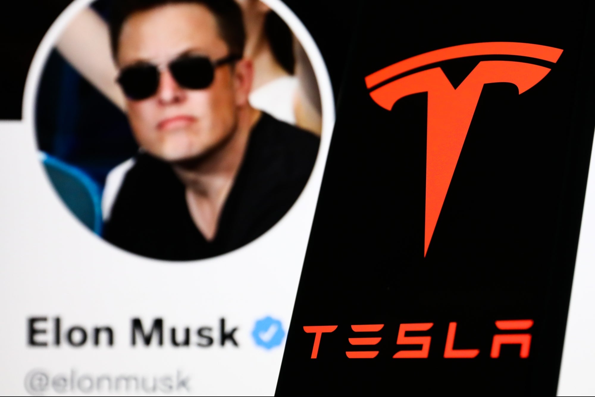 Chủ sở hữu của Twitter hiện đã bán số cổ phiếu Tesla trị giá 23 tỷ đô la trong năm nay, phần lớn sau khi Musk cam kết vào tháng 4 sẽ ngừng bán cổ phiếu để tài trợ cho thỏa thuận mua lại công ty truyền thông xã hội của mình. Ảnh: @AFP.