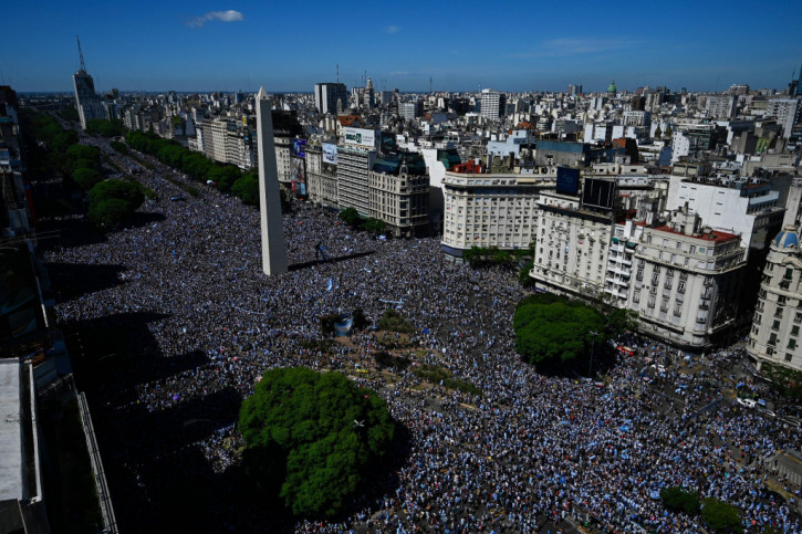 Lễ diễu hành cúp vàng của Argentina gặp sự cố, Messi và đồng đội “quay xe” - Ảnh 2.