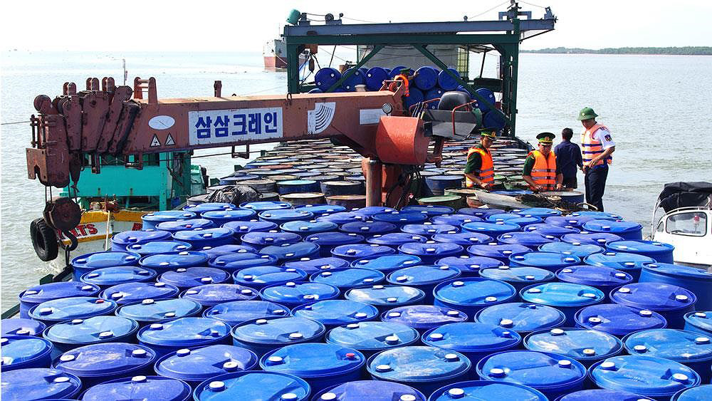 Khởi tố vụ buôn lậu 200.000 lít dầu trên biển tại biển Hải Phòng - Quảng Ninh - Ảnh 1.