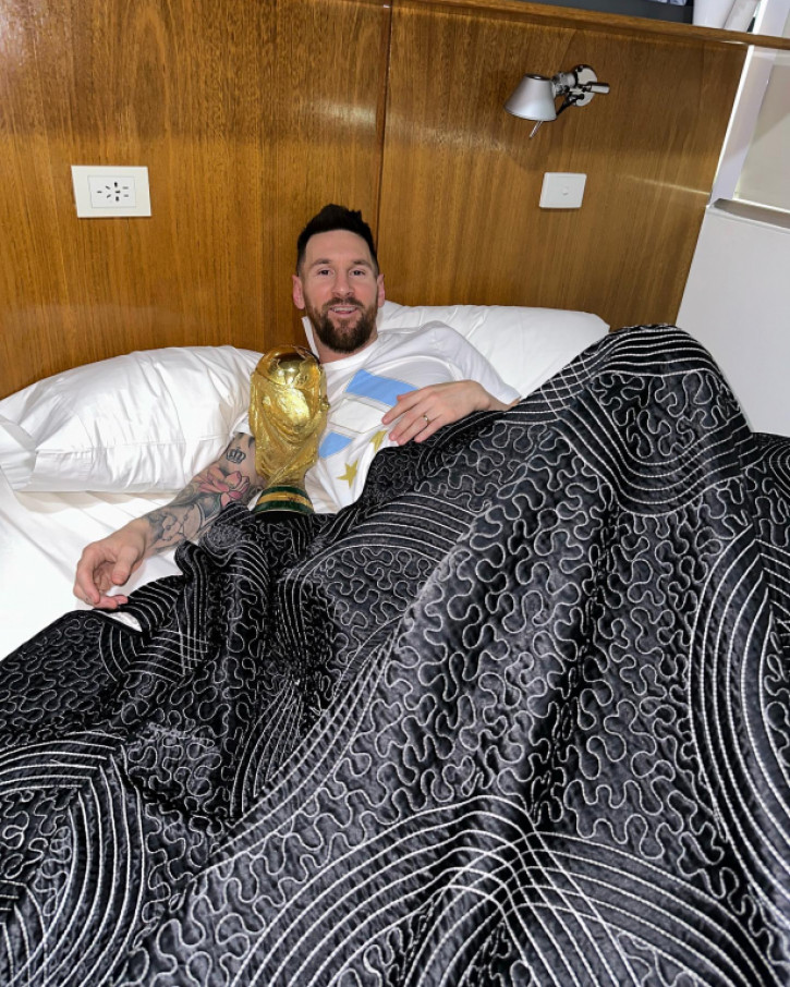 Messi “bỏ” vợ và bạn thân để... ngủ cùng cúp vàng World Cup - Ảnh 2.