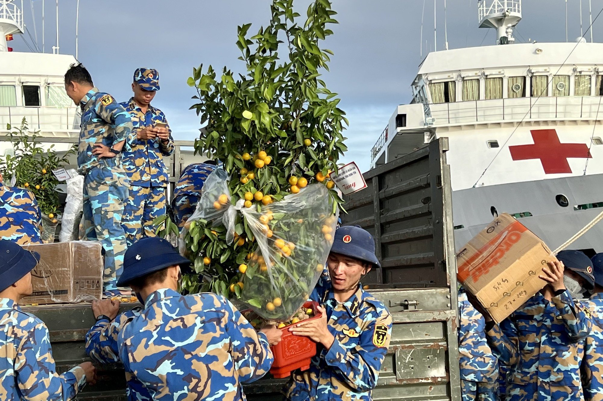 Bộ Tư lệnh Vùng 4 Hải quân: Tiễn đoàn công tác đi thăm, chúc Tết quân và dân huyện đảo Trường Sa - Ảnh 2.