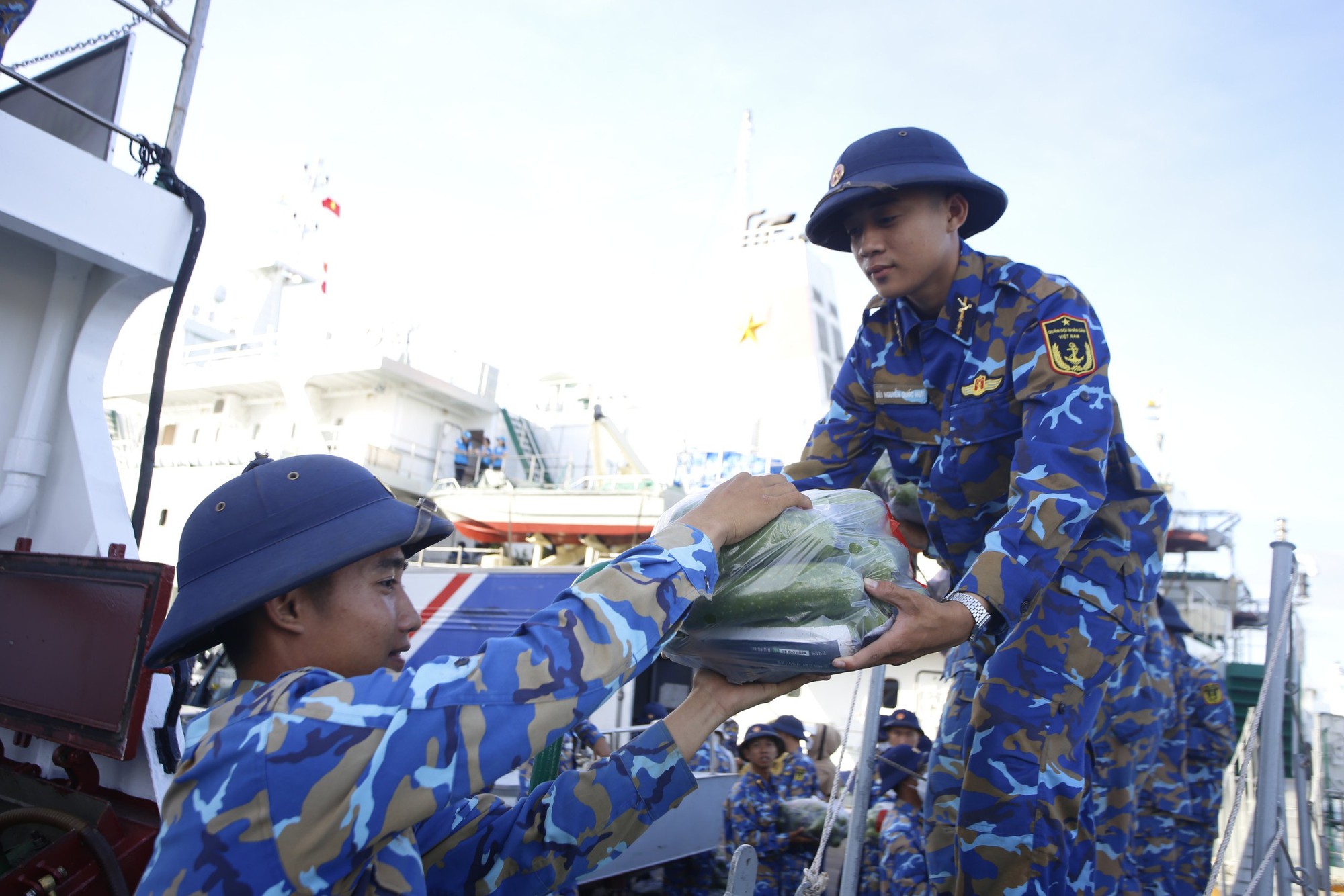 Bộ Tư lệnh Vùng 4 Hải quân: Tiễn đoàn công tác đi thăm, chúc Tết quân và dân huyện đảo Trường Sa - Ảnh 3.