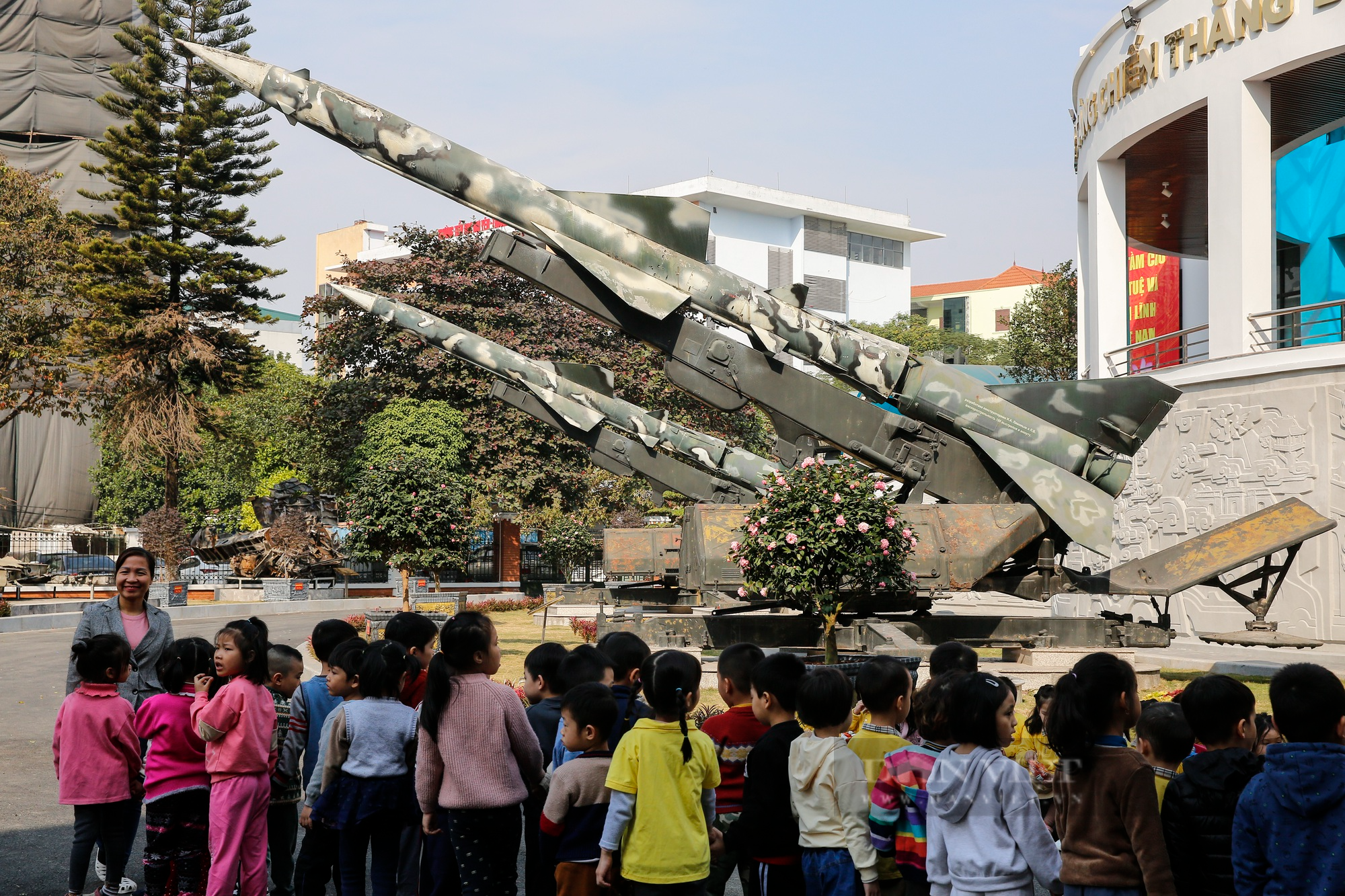 Trẻ em Hà Nội thích thú với thứ vũ khí biến &quot;Pháo đài bay B.52&quot; của Mỹ thành đống phế liệu  - Ảnh 2.