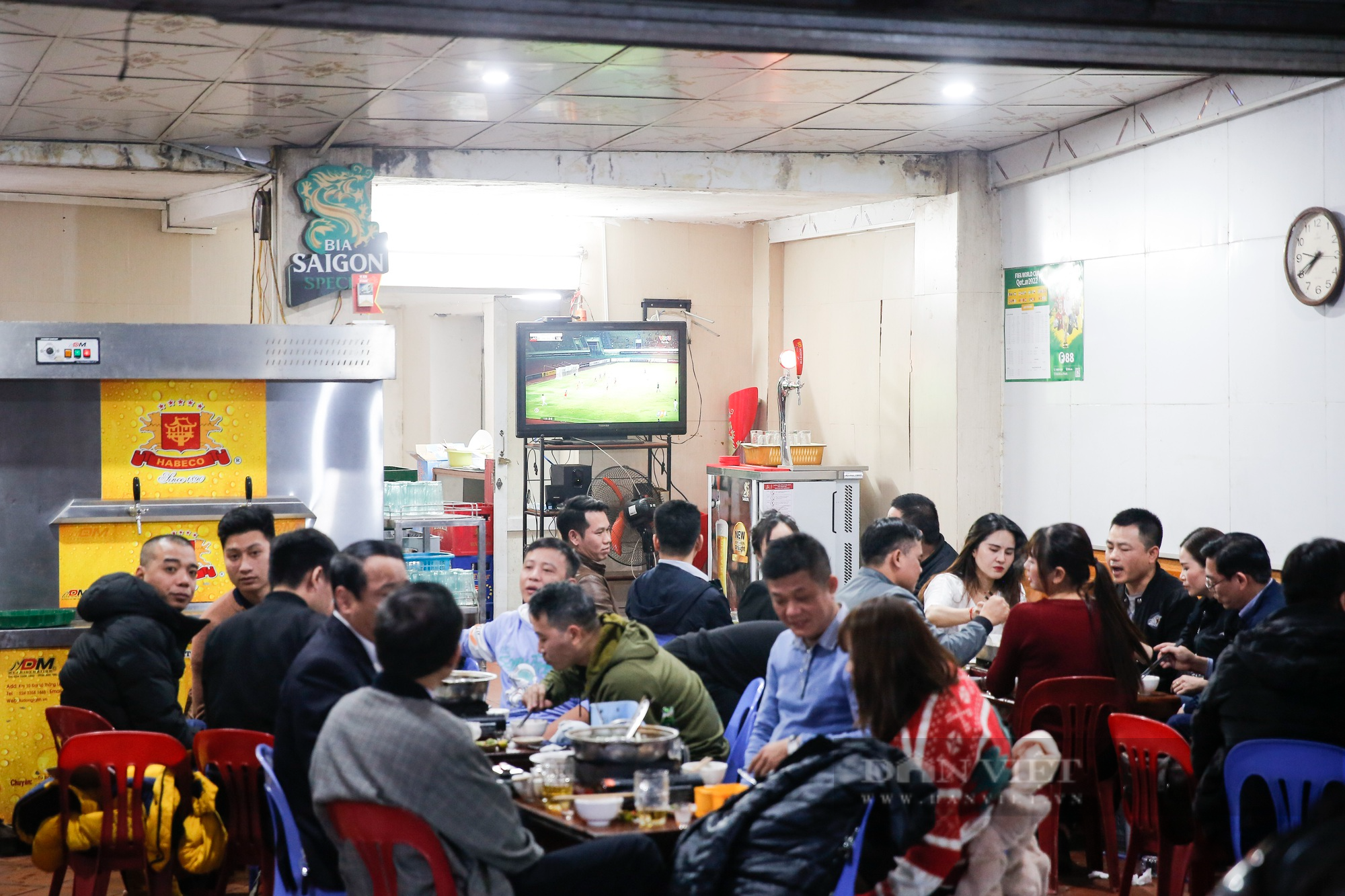 Quán nhậu tại Hà Nội đông nghịt người xem trận mở màn AFF Cup của đội tuyển Việt Nam - Ảnh 10.