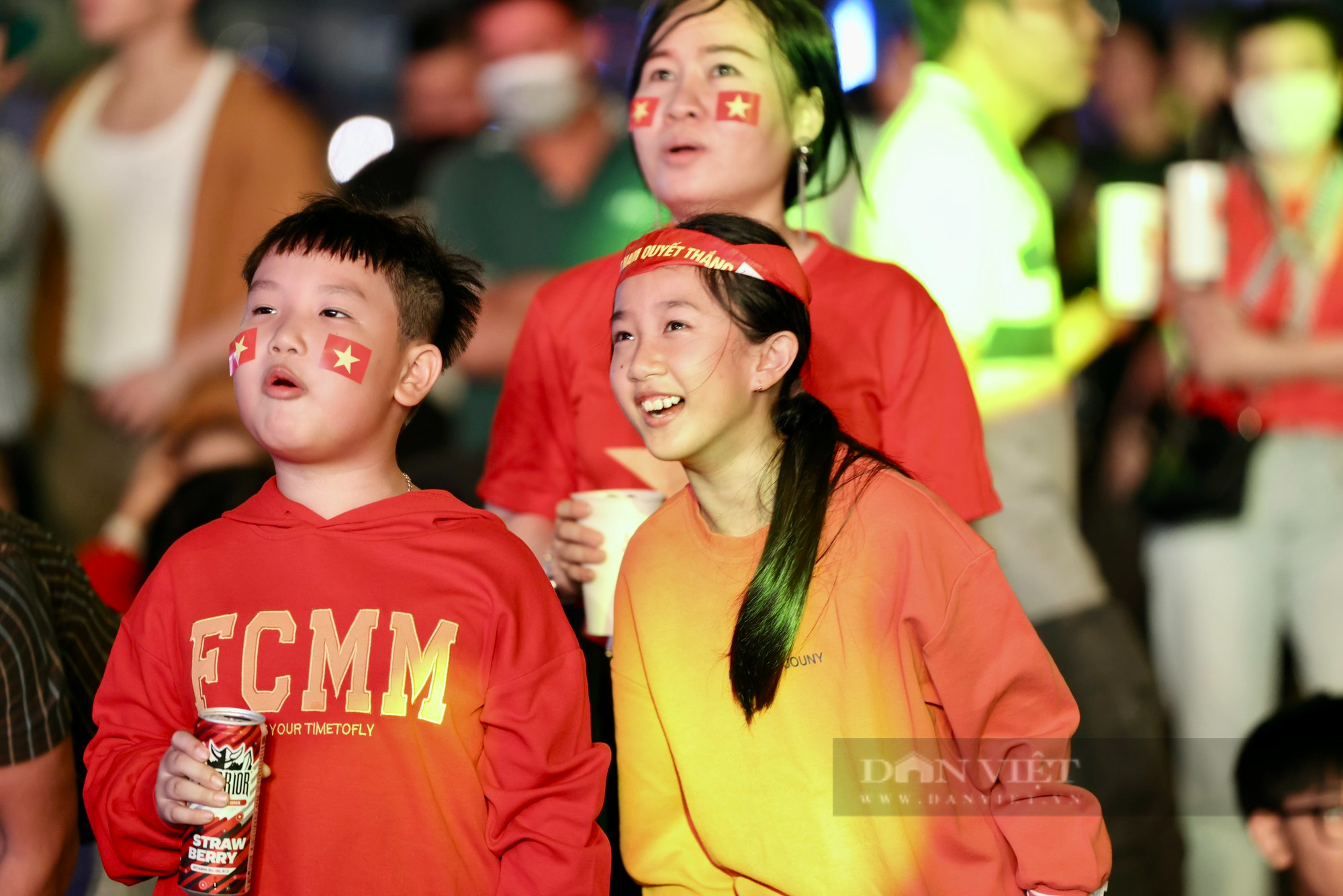 Người hâm mộ Sài Gòn hào hứng cổ vũ đội tuyển Việt Nam - Ảnh 8.