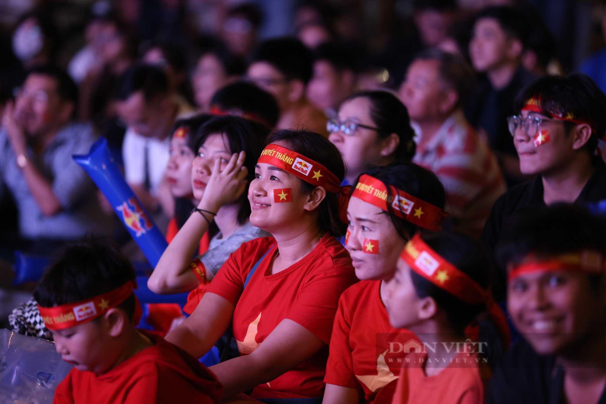 Người hâm mộ Sài Gòn hào hứng cổ vũ đội tuyển Việt Nam - Ảnh 11.
