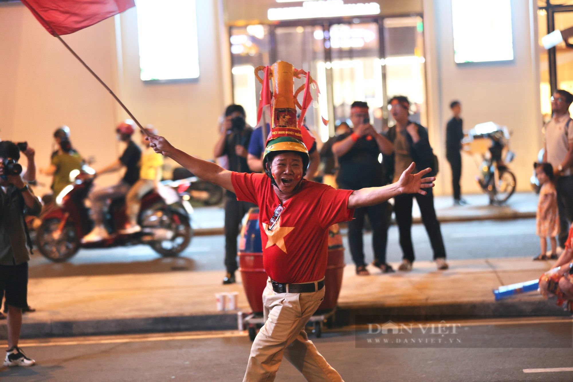 Người hâm mộ Sài Gòn hào hứng cổ vũ đội tuyển Việt Nam - Ảnh 17.