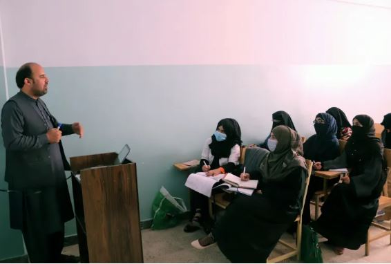 Taliban tuyên bố phụ nữ bị cấm vào các trường đại học ở Afghanistan - Ảnh 1.