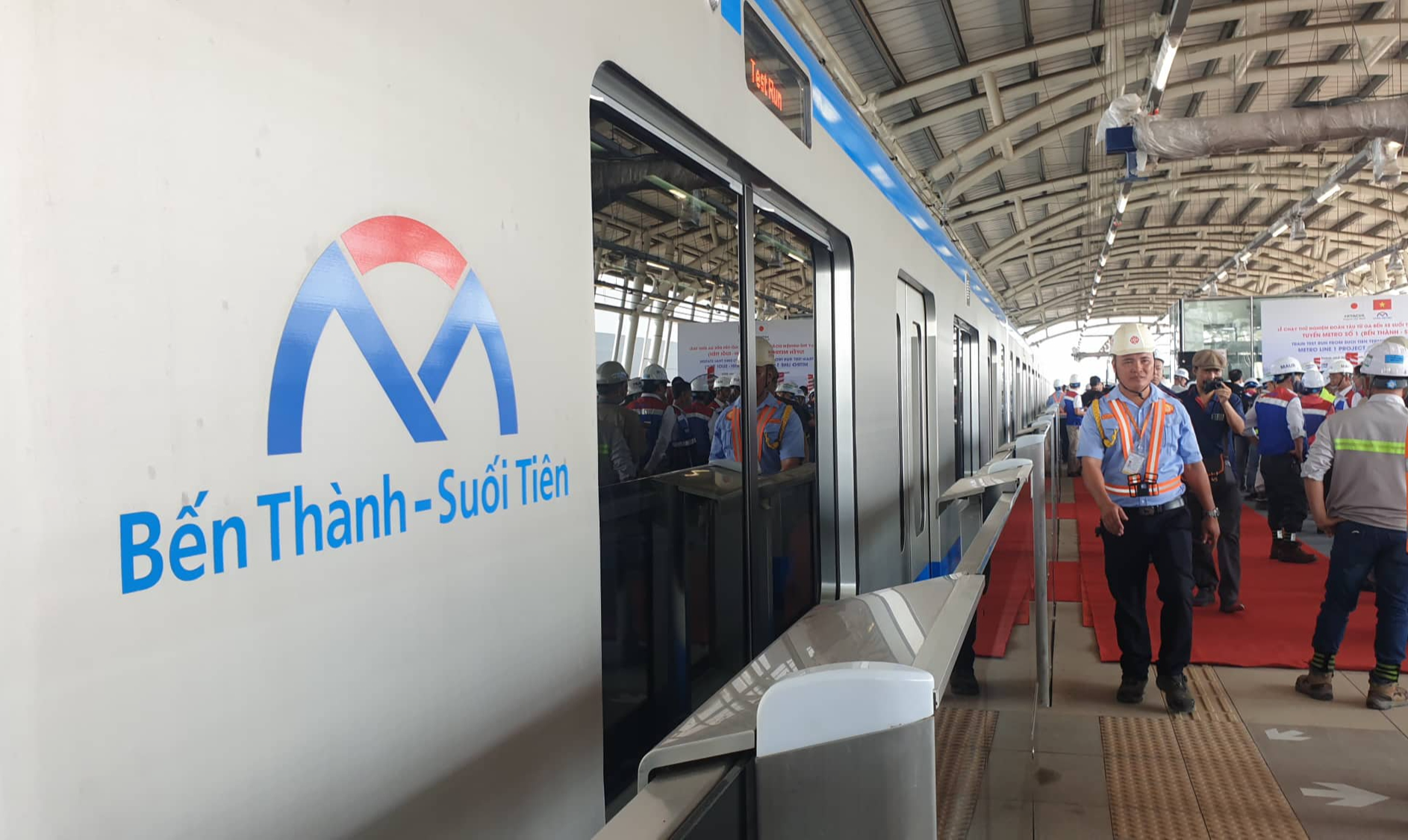 Tuyến metro số 1 bước vào giai đoạn nước rút, xây dựng nhiều cầu bộ hành kết nối nhà ga - Ảnh 4.