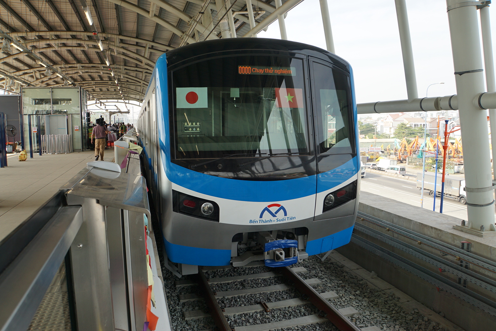 Tuyến metro số 1 bước vào giai đoạn nước rút, xây dựng nhiều cầu bộ hành kết nối nhà ga - Ảnh 1.