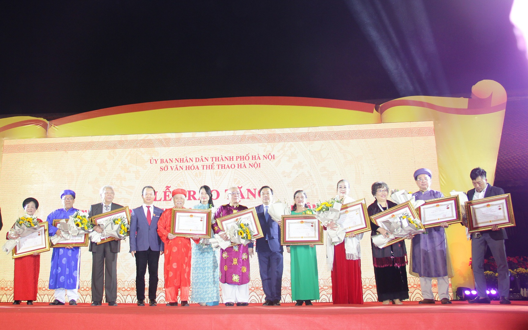 Nghệ nhân lớn tuổi nhất Hà Nội được trao tặng danh hiệu Nghệ nhân Ưu tú cùng ca nương 32 tuổi