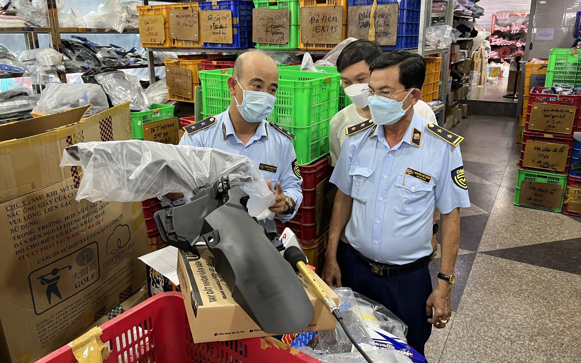 “Đột kích” chợ phụ tùng xe máy lớn nhất Sài Gòn, hàng chục nghìn sản phẩm bị thu giữ