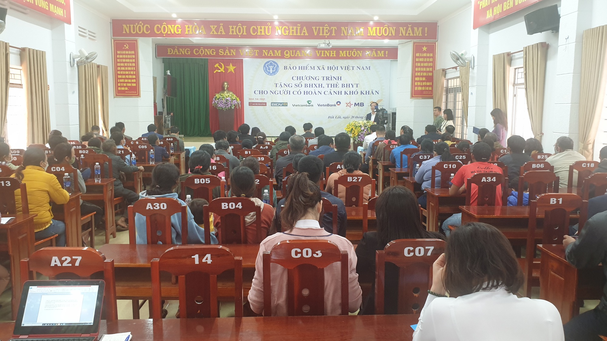 Agribank tỉnh Đắk Lắk và BHXH Việt Nam trao sổ BHXH và thẻ BHYT cho người nghèo - Ảnh 1.