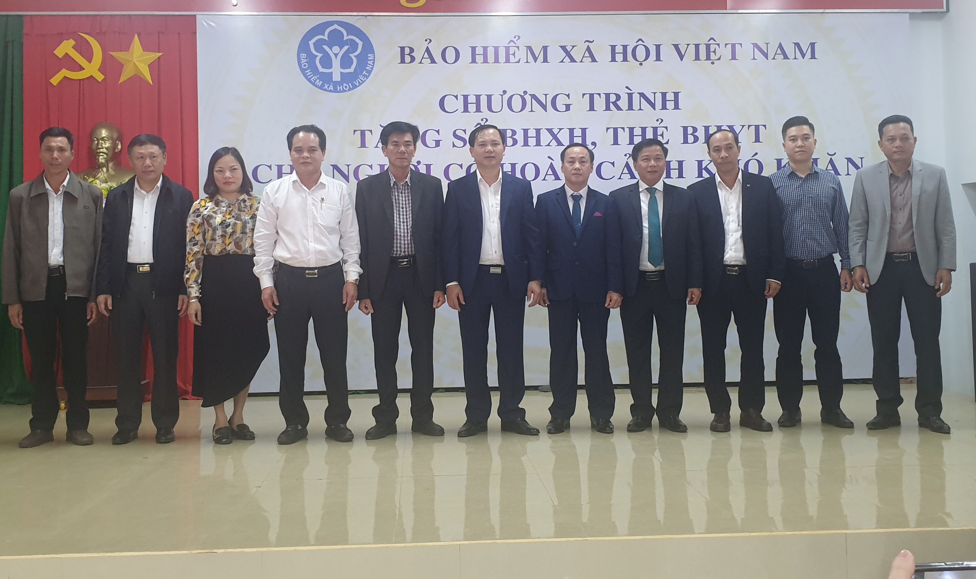 Agribank tỉnh Đắk Lắk và BHXH Việt Nam trao sổ BHXH và thẻ BHYT cho người nghèo - Ảnh 3.
