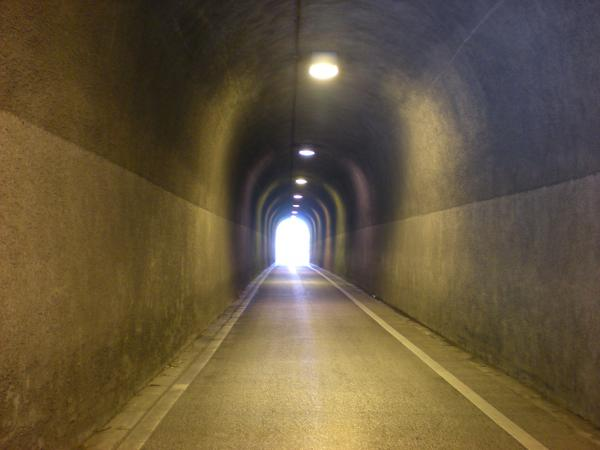 Chi tiết rùng mình về 4 con đường hầm ma quái nhất hành tinh - Ảnh 3.