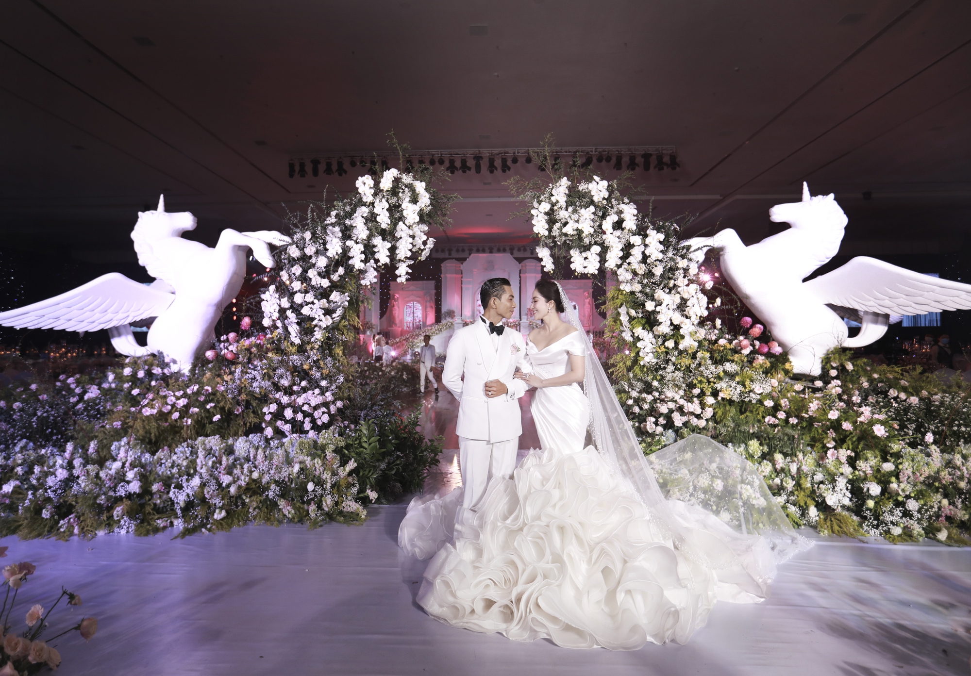 Đám cưới cổ tích sau hành trình 13 năm hạnh phúc của Khánh Thi và Phan Hiển - Ảnh 1.