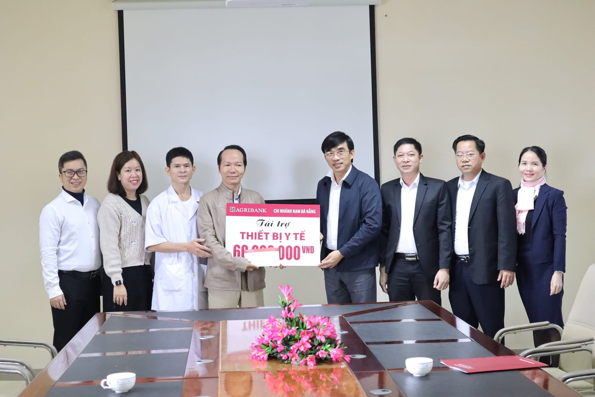 Agribank Nam Đà Nẵng đồng hành cùng với bệnh viện chăm sóc sức khỏe cho người dân - Ảnh 1.