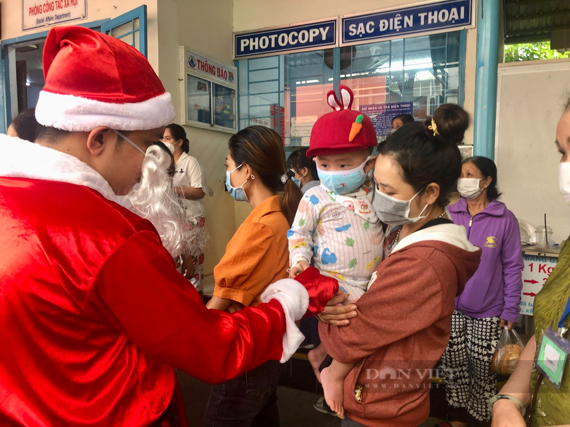 ẢNH: Ấm áp Giáng sinh sớm tại Bệnh viện Nhi đồng 1 - Ảnh 10.