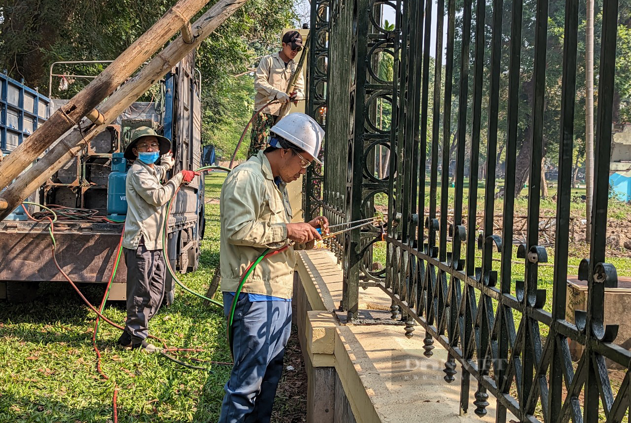 Bắt đầu tháo dỡ hàng rào công viên Thống Nhất, tạo không gian mở với phố đi bộ - Ảnh 2.