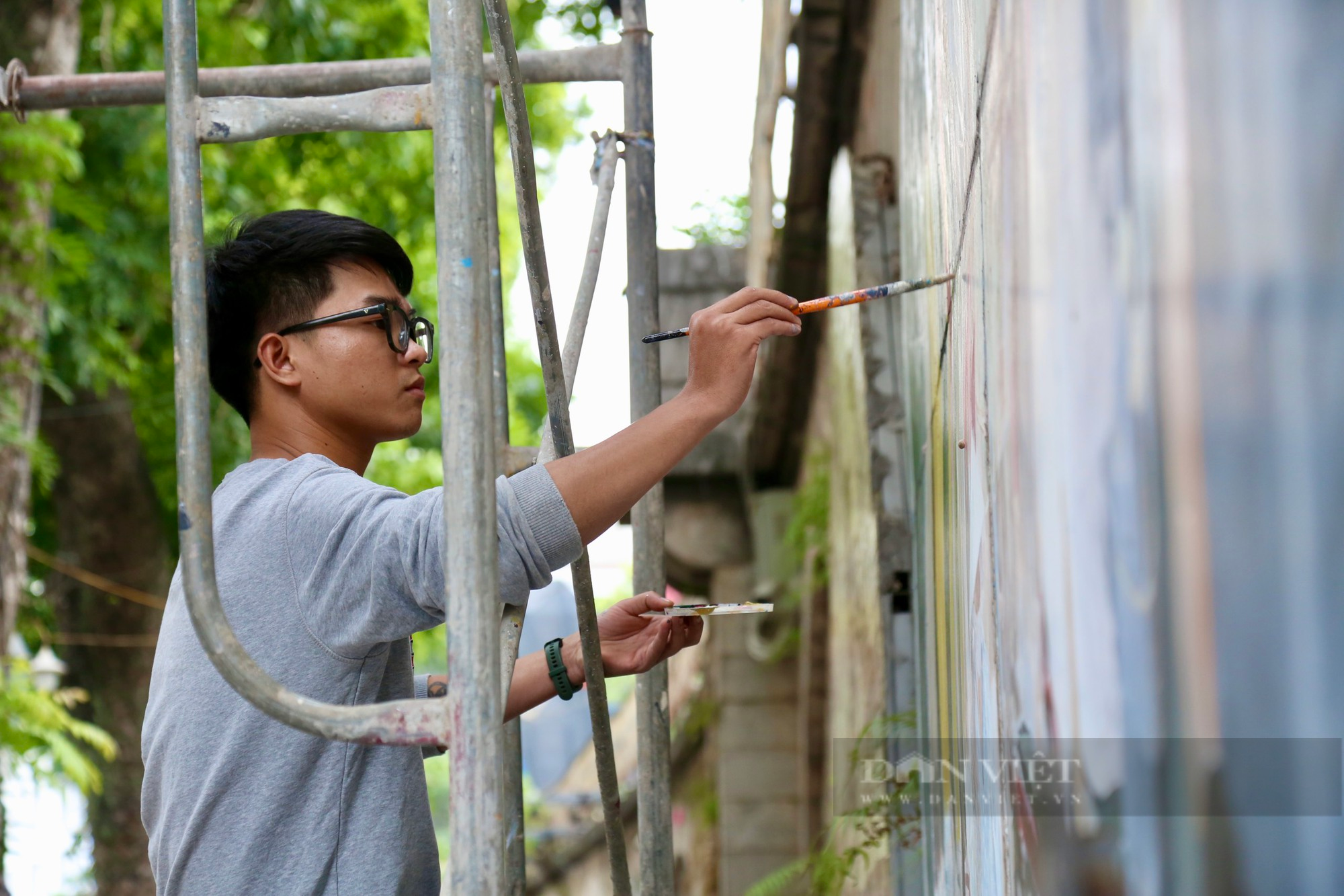 Họa sĩ đang vẽ lại phố bích họa Phùng Hưng sau khi xuống cấp - Ảnh 6.