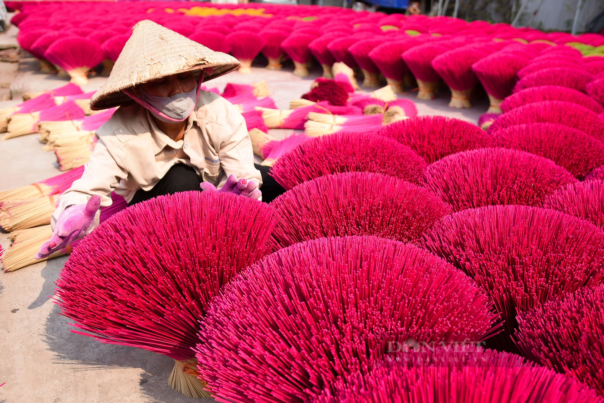 Du khách quốc tế thích thú check in cùng những &quot;bó hoa đỏ&quot; ở làng hương Quảng Phú Cầu - Ảnh 4.