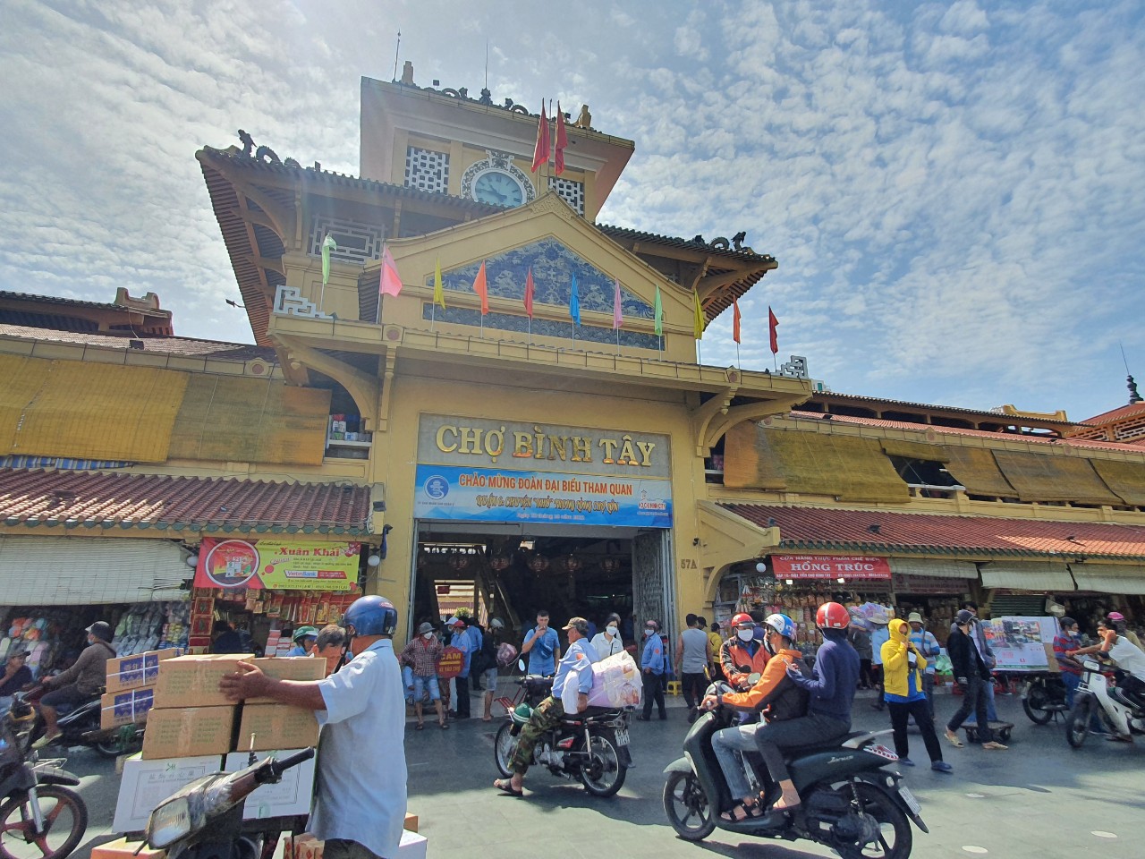 Chợ lớn nhất Sài Gòn hẩm hiu chờ khách sắm Tết - Ảnh 1.