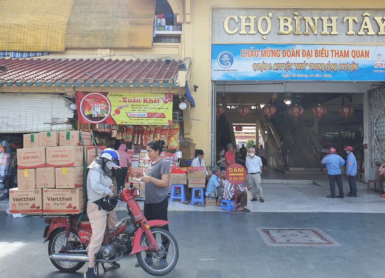 Chợ lớn nhất Sài Gòn hẩm hiu chờ khách sắm Tết - Ảnh 2.