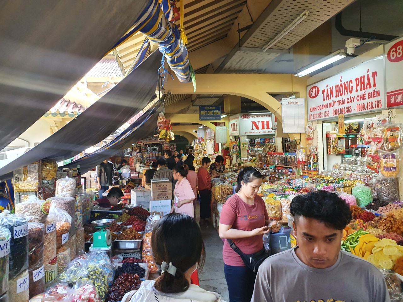 Chợ lớn nhất Sài Gòn hẩm hiu chờ khách sắm Tết - Ảnh 3.