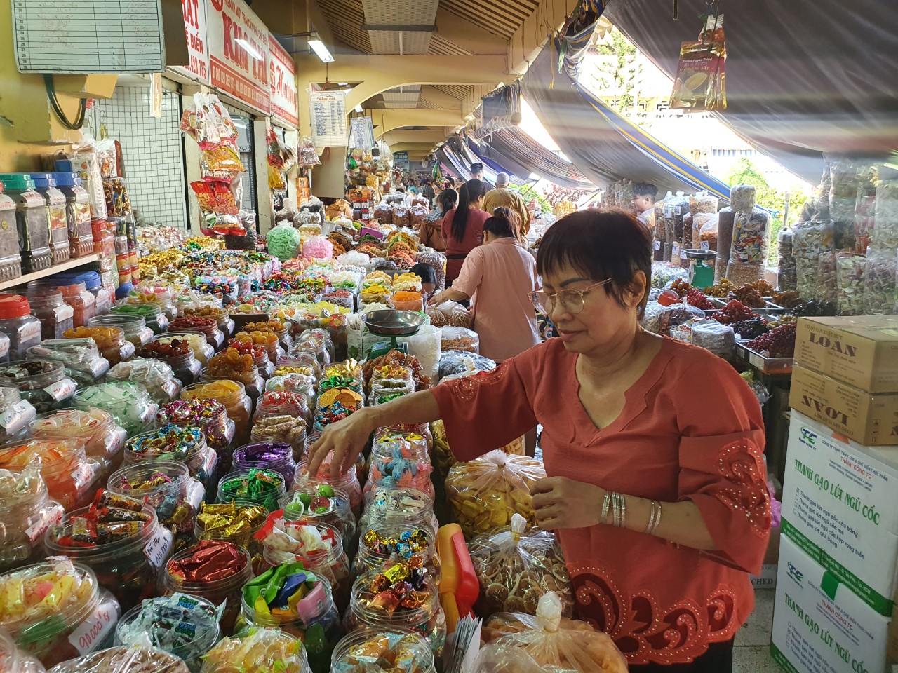 Chợ lớn nhất Sài Gòn hẩm hiu chờ khách sắm Tết - Ảnh 4.