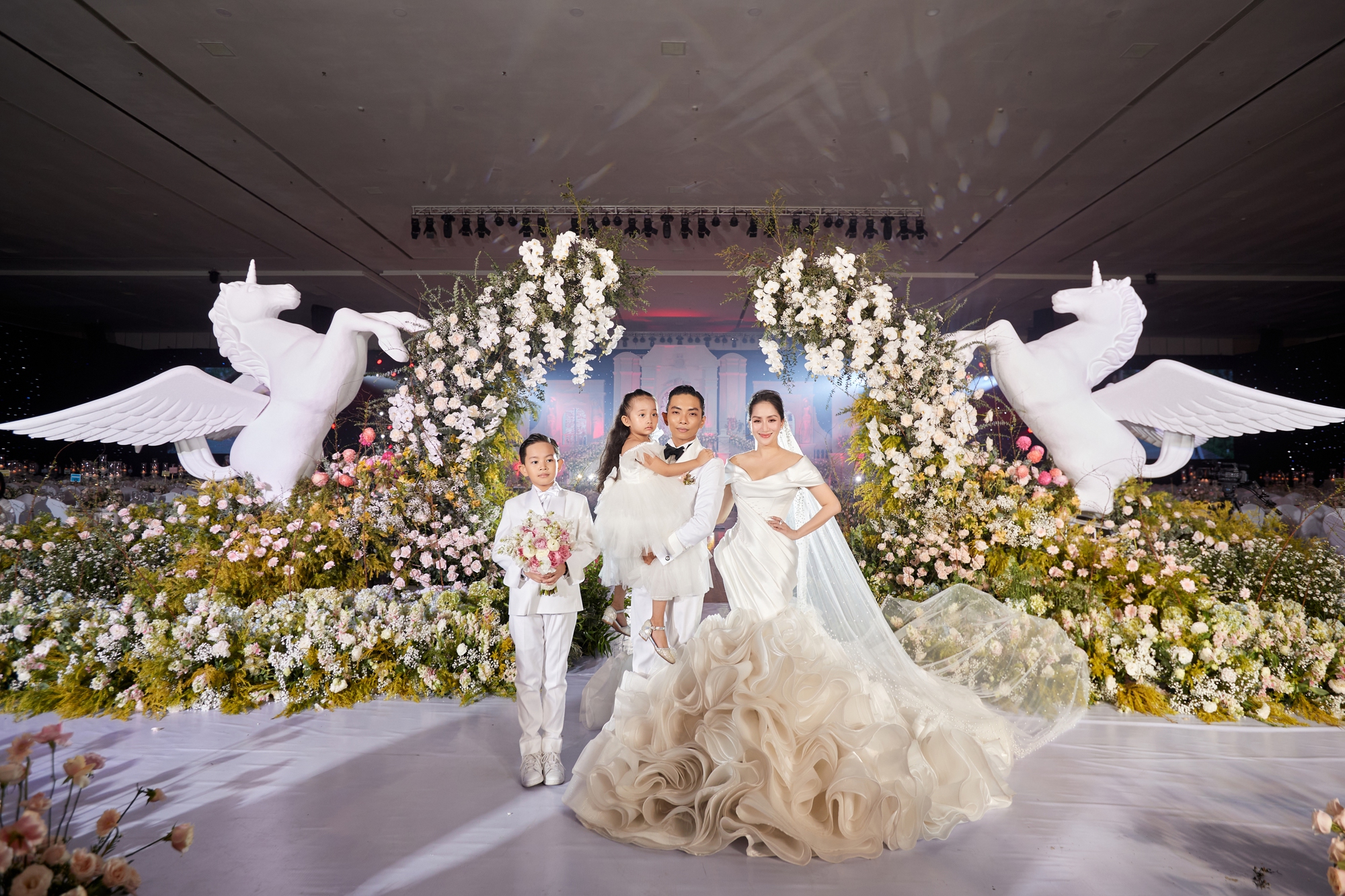 Đám cưới cổ tích sau hành trình 13 năm hạnh phúc của Khánh Thi và Phan Hiển - Ảnh 5.