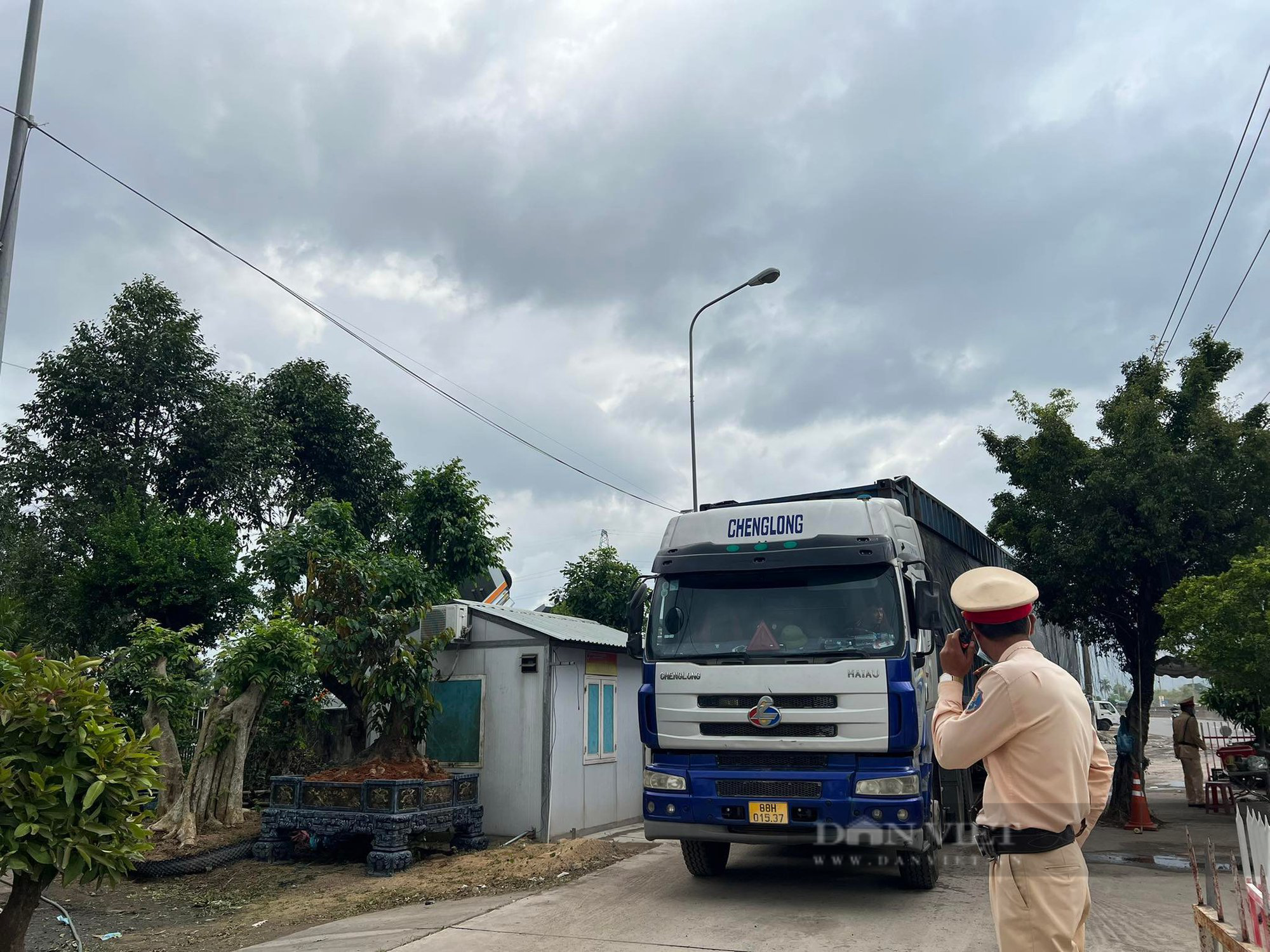 Lái xe chở quá tải bỏ chạy 4km, không chấp hành 2 tiếng, còn &quot;đòi&quot; CSGT mang cân đến tận nơi  - Ảnh 2.