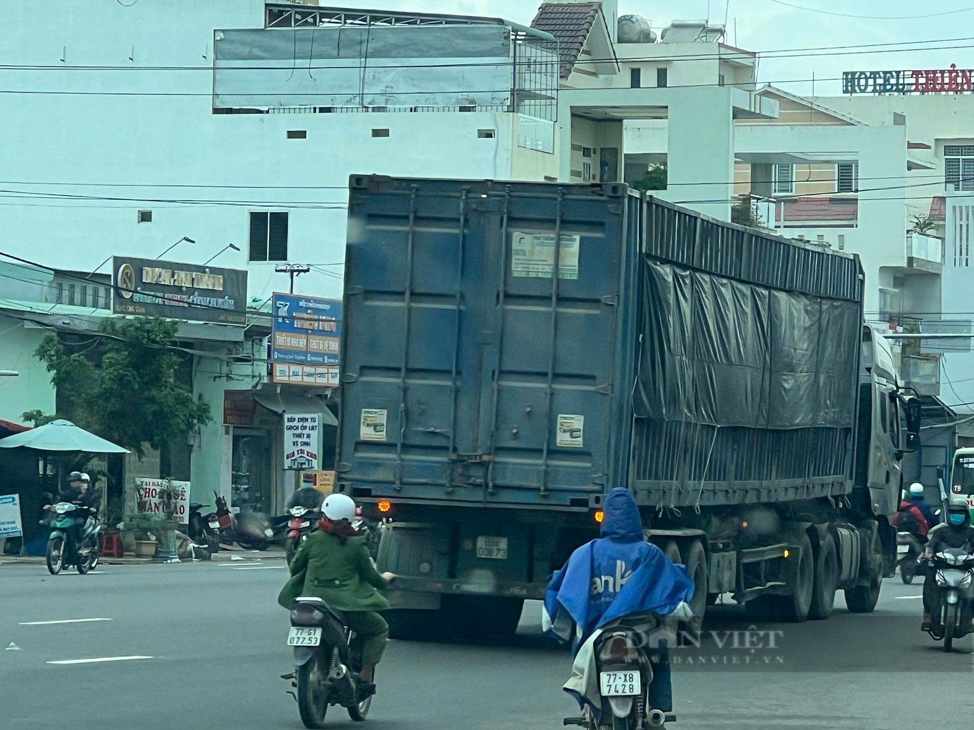 Lái xe chở quá tải bỏ chạy 4km, không chấp hành 2 tiếng, còn &quot;đòi&quot; CSGT mang cân đến tận nơi  - Ảnh 3.